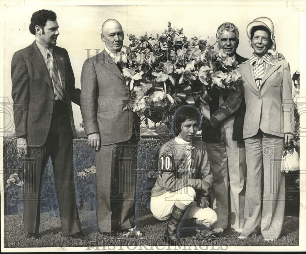 1974 Press Photo New Orleans-Fair Grounds Trophy awards after Louisiana Derby- Historic Images