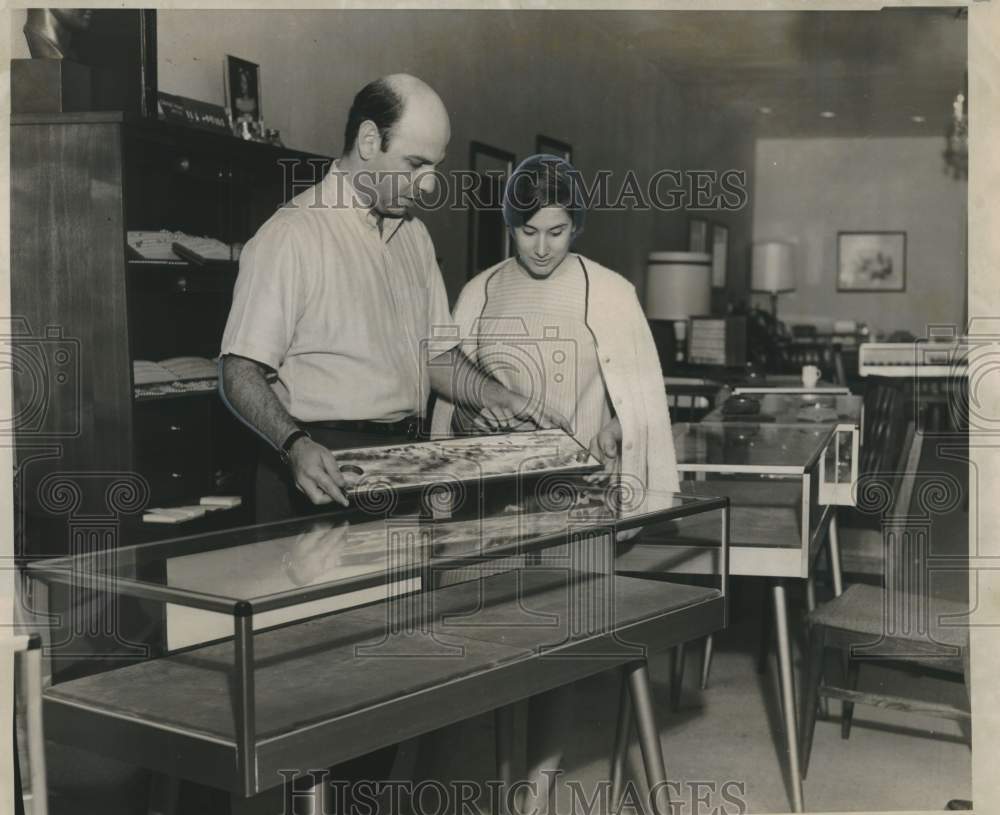 1968 Press Photo Owners of Pailet Jewelers look at empty cases after robbery