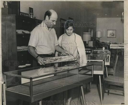 1968 Press Photo Owners of Pailet Jewelers look at empty cases after robbery