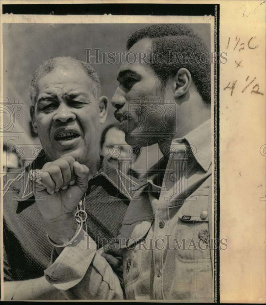 1974 Press Photo Joe Louis checks out bicep of Foreman challenger Ken Norton- Historic Images