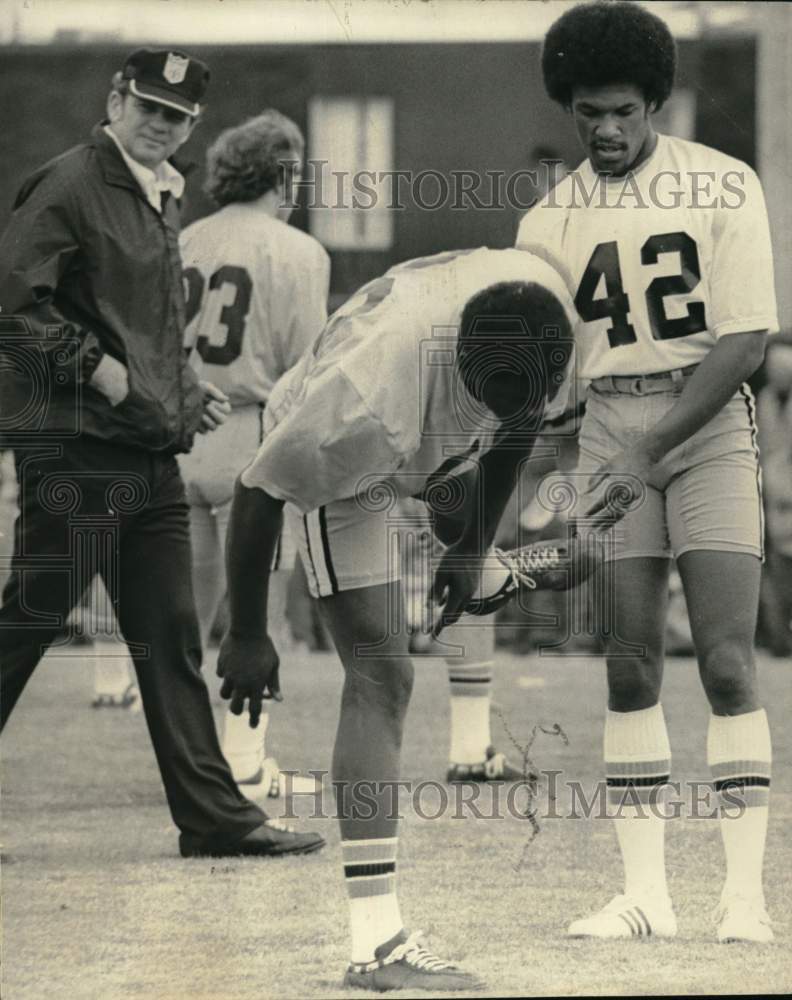 1975 Press Photo Saints head coach John North with Larry Burton &amp; Mike McDonald- Historic Images