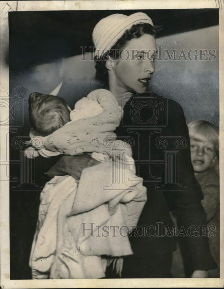 Load image into Gallery viewer, 1951 Press Photo Melinda McLean, wife of missing British diplomat with children
