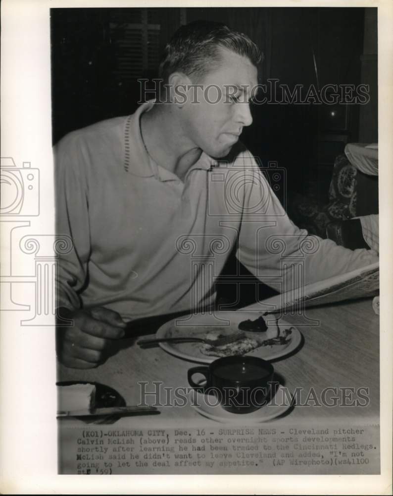 1959 Press Photo Cleveland pitcher Calvin McLish reading about his trade- Historic Images