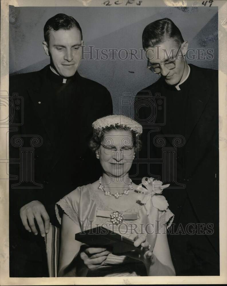 1956 Press Photo Mrs. John C. McNamara, recipient of the Regina Matrum Award