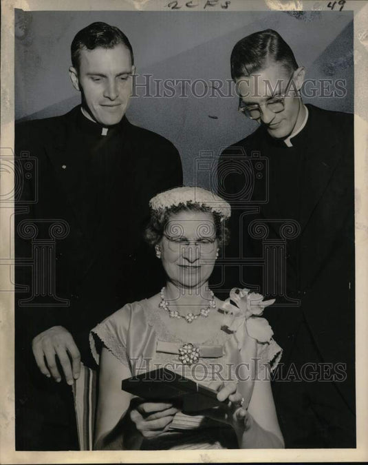 1956 Press Photo Mrs. John C. McNamara, recipient of the Regina Matrum Award