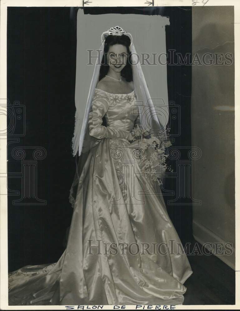 Load image into Gallery viewer, 1950 Press Photo Mrs. M. D. McNamara in her wedding dress - noo50764
