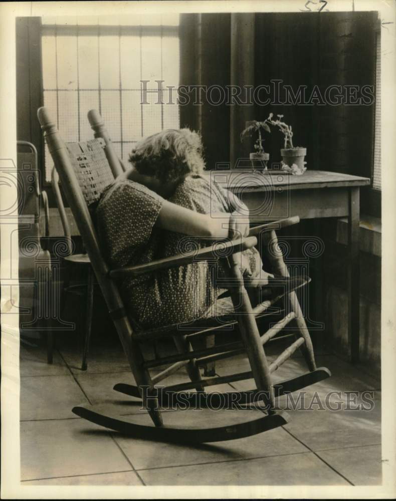1957 Press Photo A patient sits in a rocking chair - noo50821