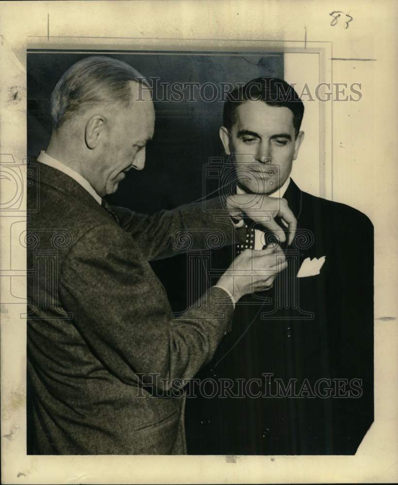 1950 Press Photo Per S. Midboe honored by Consul George Collin of Norway