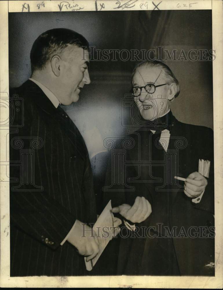 Load image into Gallery viewer, 1941 Press Photo Robert Gordon Menzies, Australian Prime Minister with reporter
