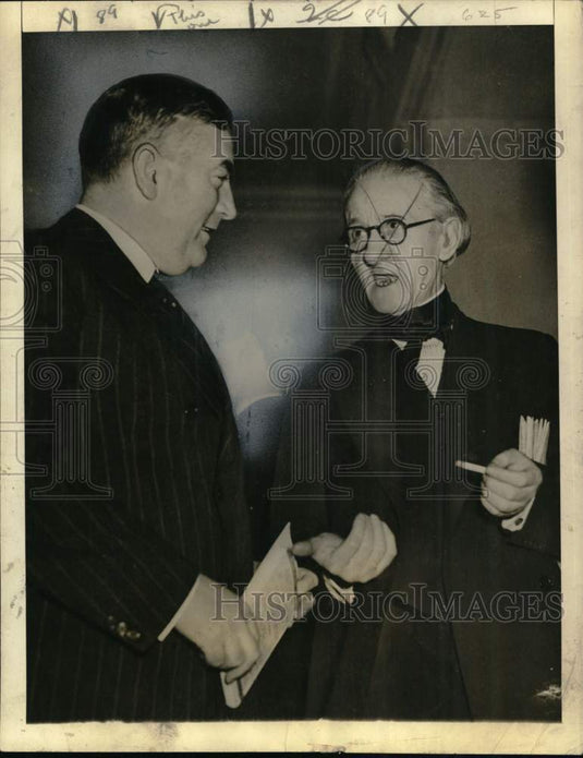 1941 Press Photo Robert Gordon Menzies, Australian Prime Minister with reporter