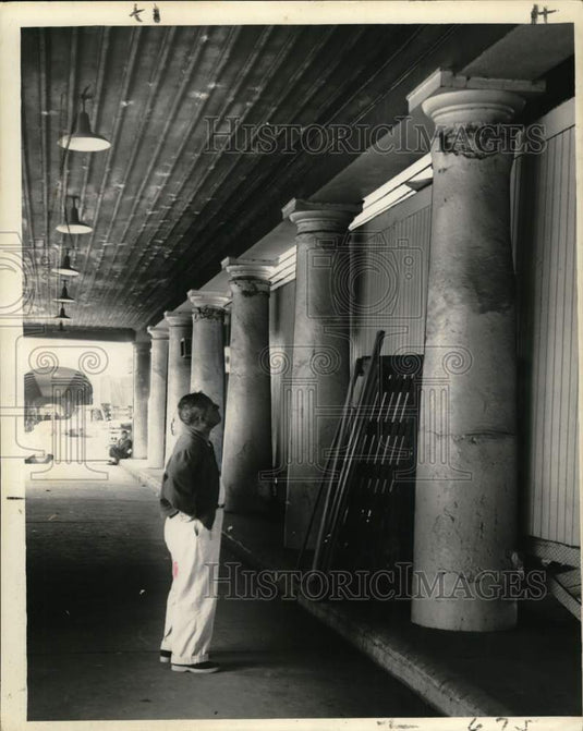 1960 Press Photo Passerby checks deterioration- French Market - noo50908