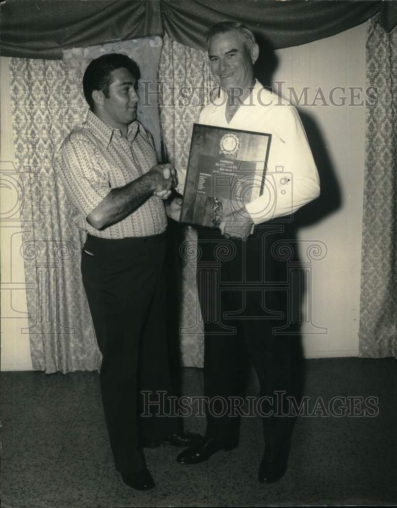 1971 Press Photo Odeco Coach Frank Misuraca honors Alden J. Laborde - noo50963- Historic Images