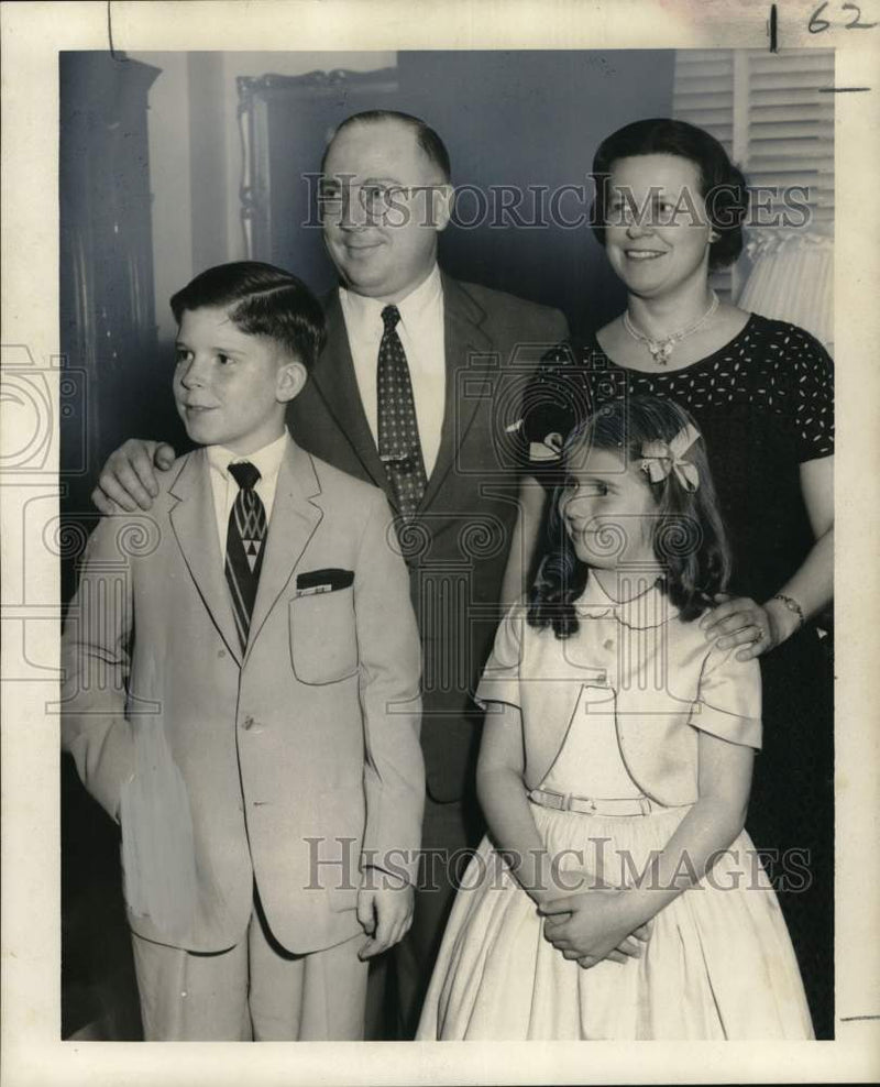 Load image into Gallery viewer, 1958 Press Photo Dr. &amp; Mrs. George Mellinger visiting New Orleans with children

