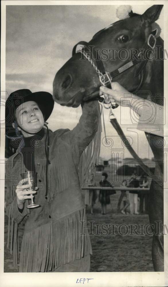 1970 Press Photo Mrs. J.W. Miller exhibits her colt out of Reneged-Oil Queen- Historic Images