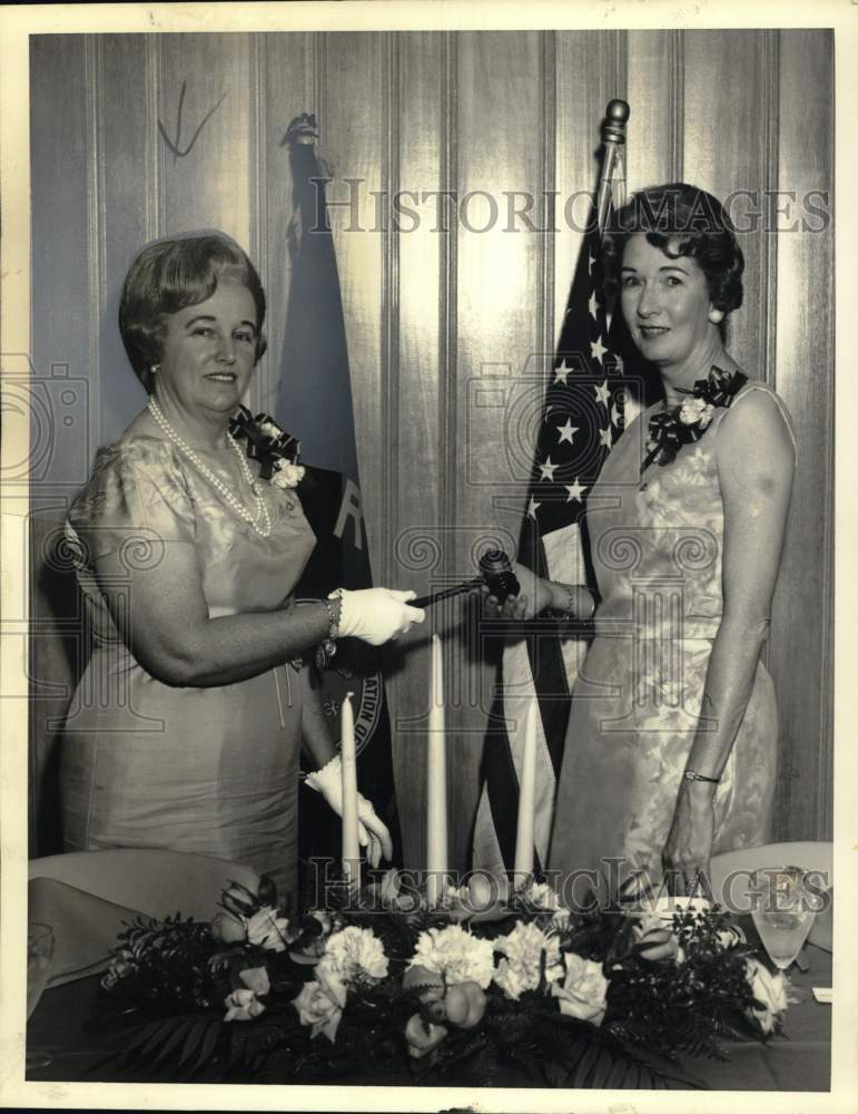 Load image into Gallery viewer, 1966 Press Photo Airline Chapter-Jefferson Business &amp; Professional Women's Club
