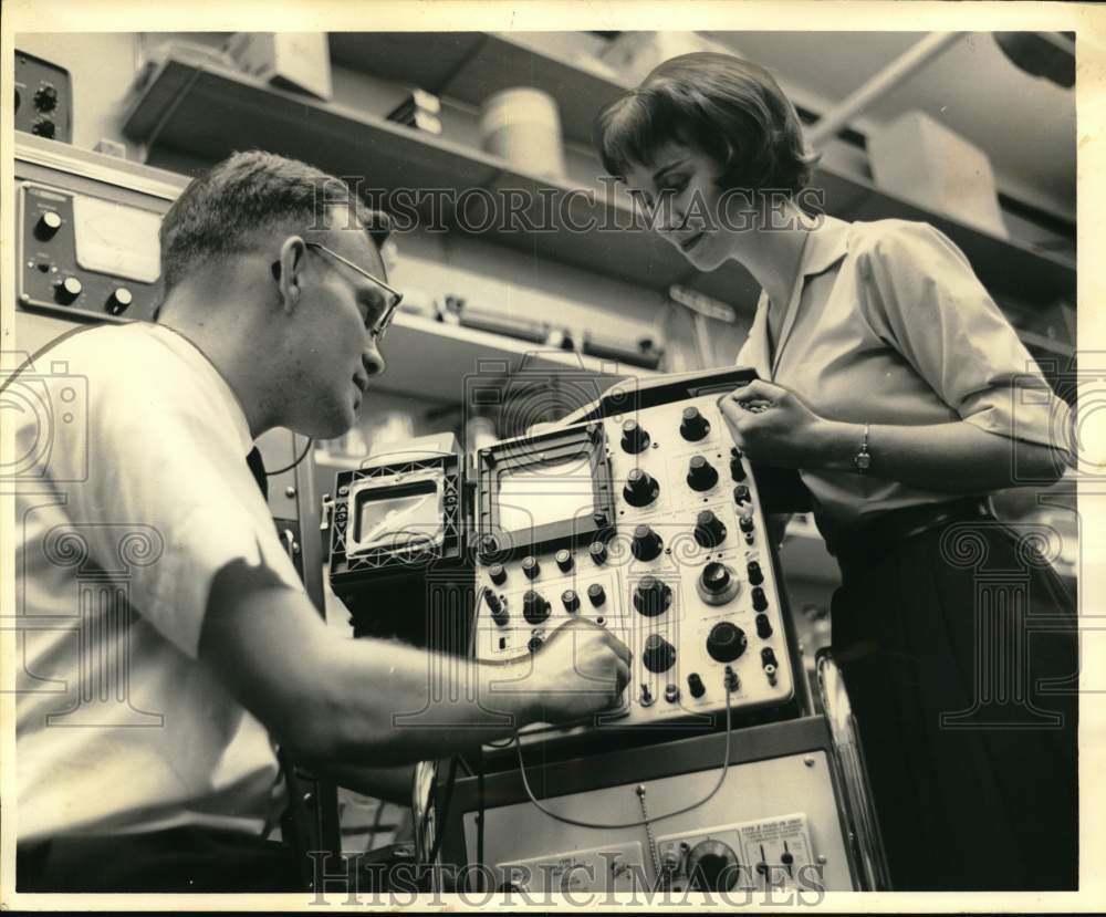 1964 Press Photo Dr. Ronald A. Laing &amp; Jean Cass- Newcomb College atom research