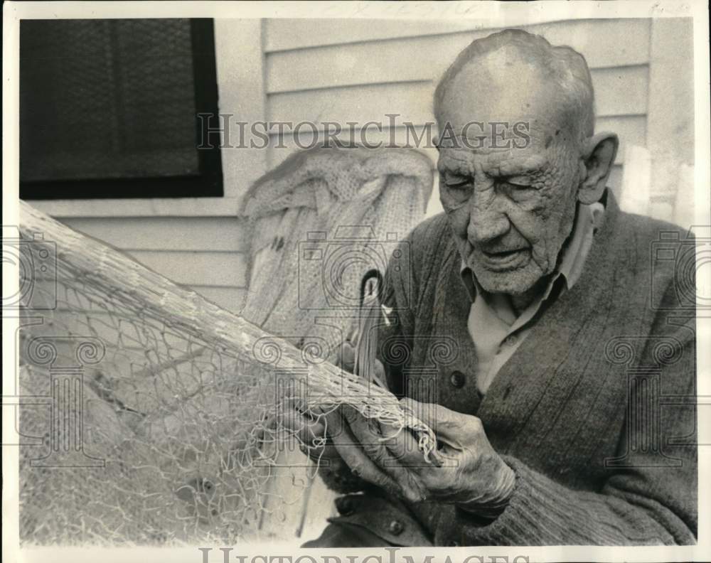 1975 Press Photo James Franklin Newby knitting a fishing net- 101st Birthday- Historic Images