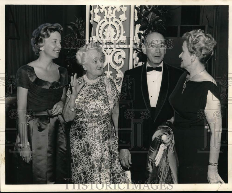 Load image into Gallery viewer, 1961 Press Photo Dinner after the Initial Concert of the 1961-62 season
