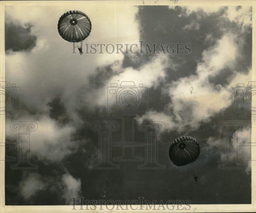 1960 Press Photo Louisiana National Guard paratroopers dropping at St. Tammany