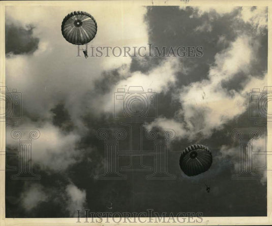 1960 Press Photo Louisiana National Guard paratroopers dropping at St. Tammany