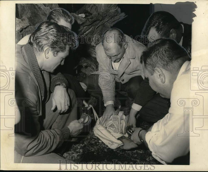 Load image into Gallery viewer, 1967 Press Photo Jefferson Police at National Bank of Commerce robbery scene
