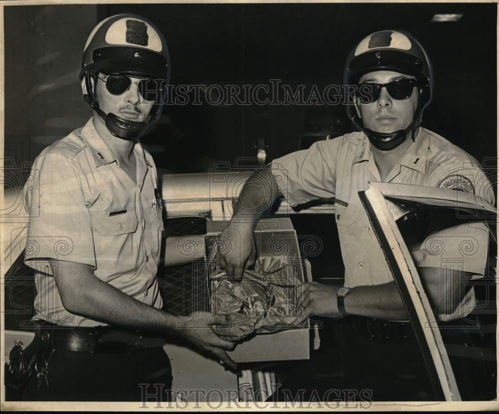 1969 Press Photo Officers display recovered loot from National Bank of Commerce