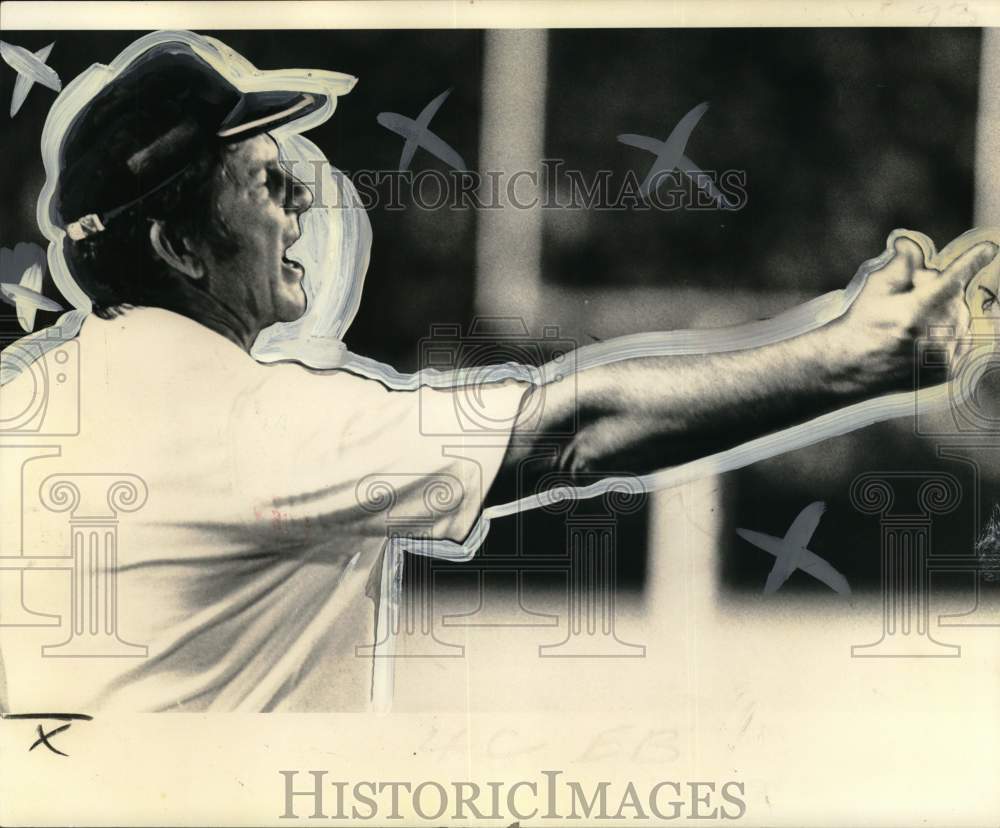 1975 Press Photo Football-coach John North calls instructions from sidelines- Historic Images