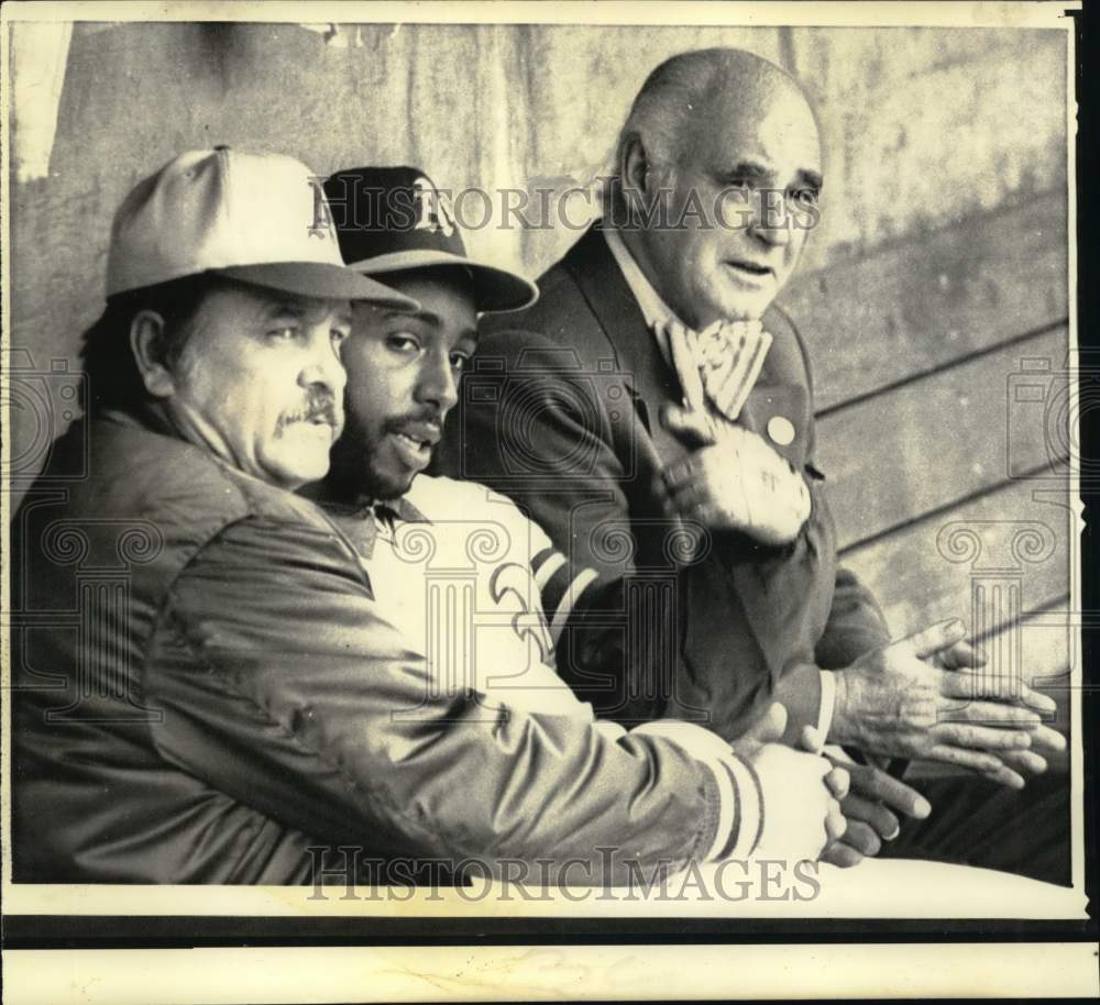 1973 Press Photo Oakland A&#39;s coaching staff talk strategy for World Series game- Historic Images