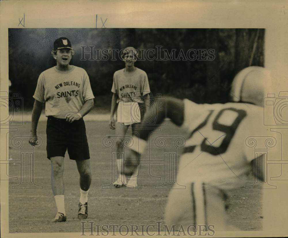 1974 Press Photo Football-Saints John North yells to Jack Phillips- Historic Images