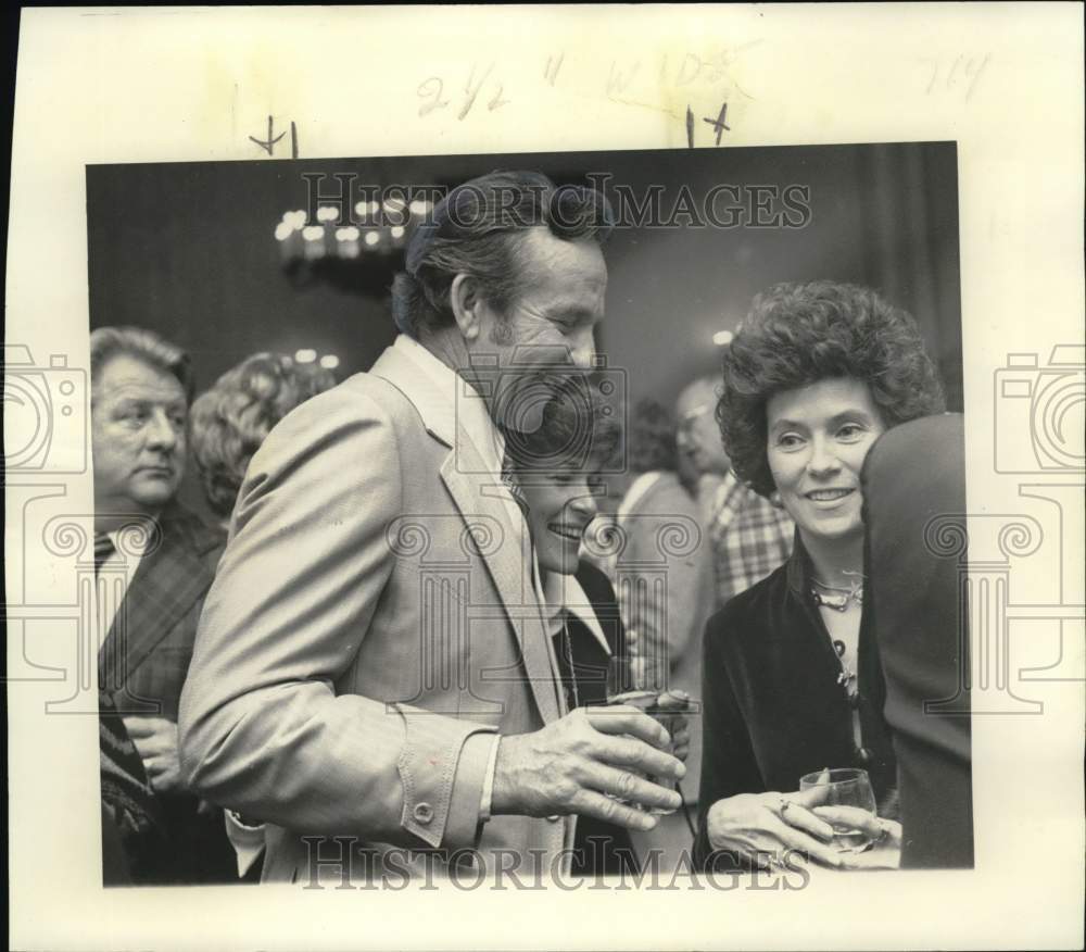 1976 Press Photo New Orleans Saints&#39; Coach John North attending a party- Historic Images