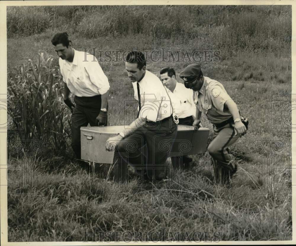 1966 Press Photo Officers carry the body of a man found in Jefferson Parish