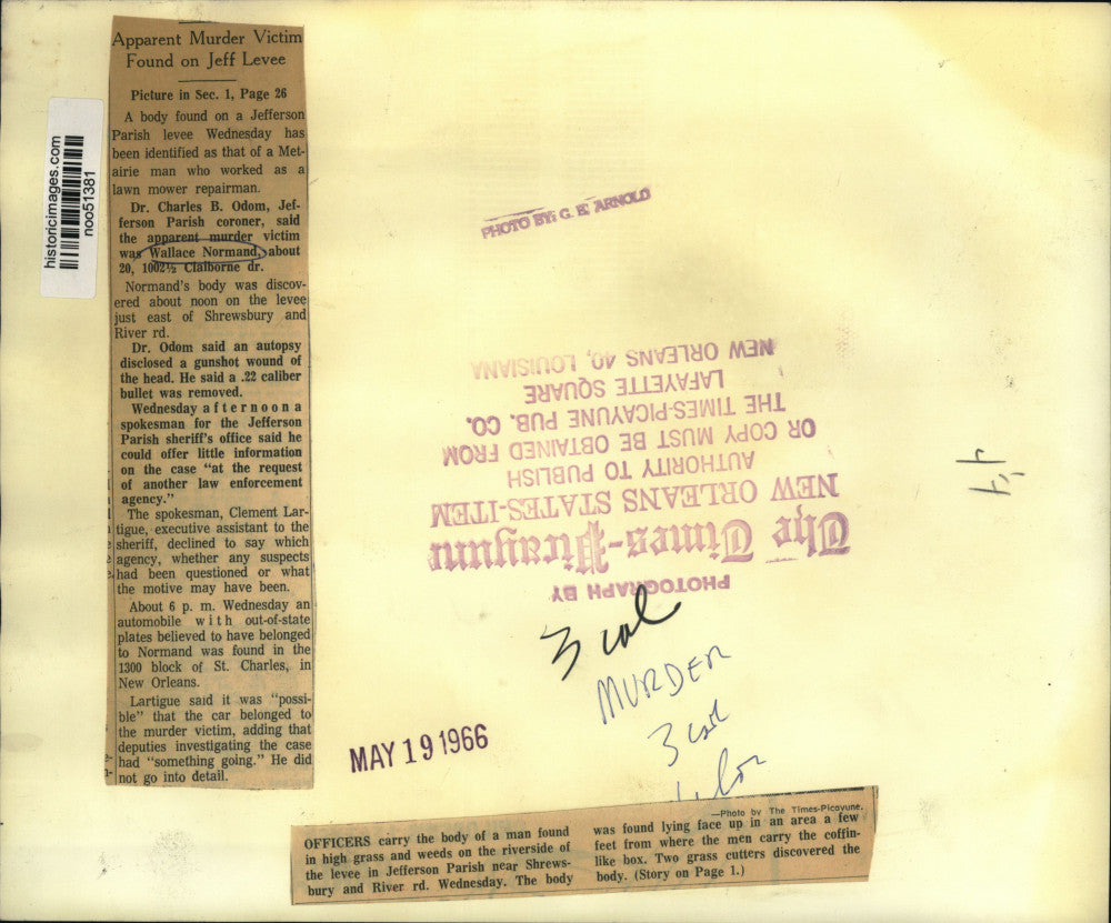 1966 Press Photo Officers carry the body of a man found in Jefferson Parish