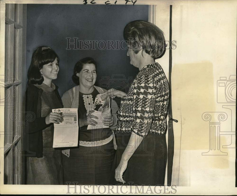 Load image into Gallery viewer, 1965 Press Photo New Orleans Contributors to 1965 Muscular Dystrophy Campaign
