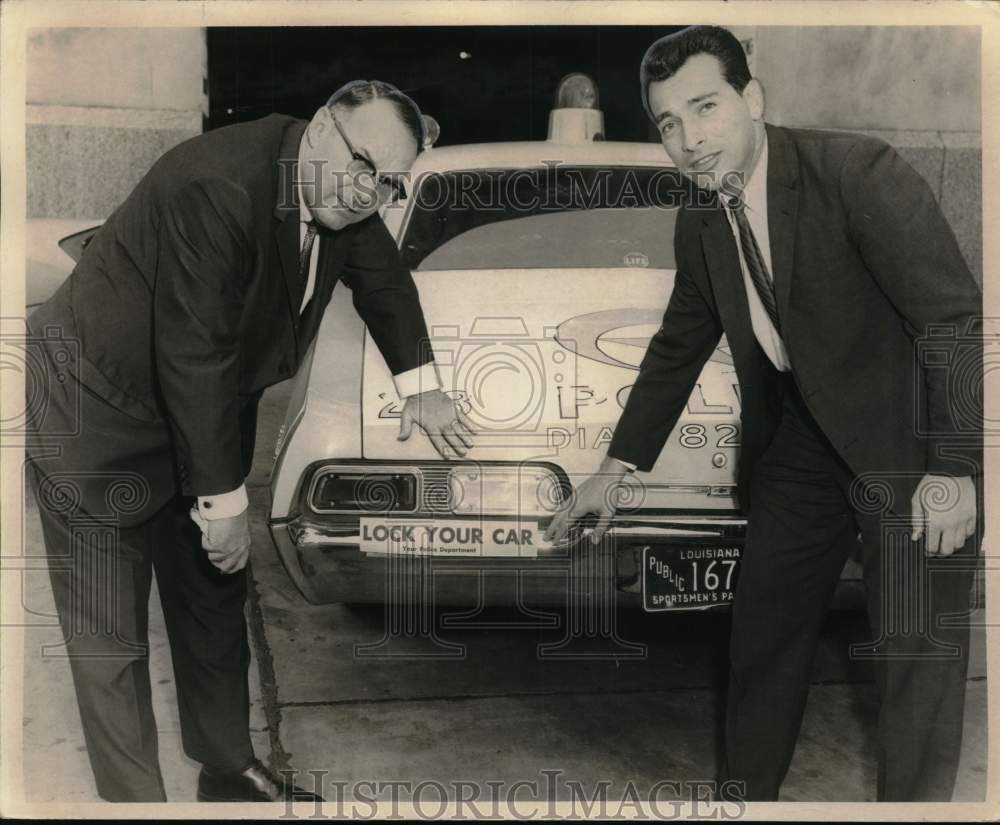 1968 Press Photo New Orleans Chief of Detectives place bumper sticker on vehicle