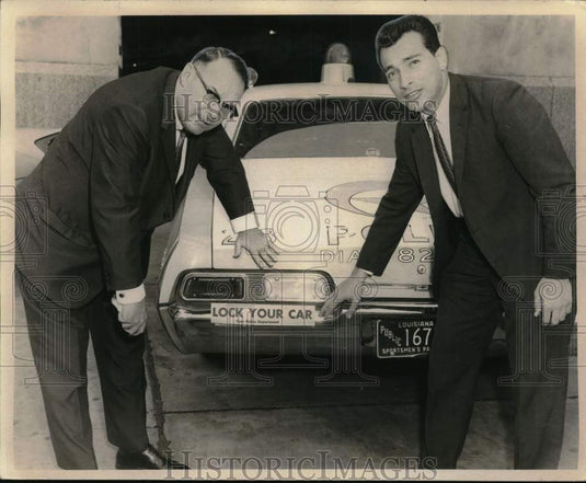 1968 Press Photo New Orleans Chief of Detectives place bumper sticker on vehicle