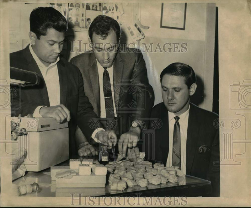 Load image into Gallery viewer, 1968 Press Photo Jefferson Deputies inspecting seized heroin in New Orleans
