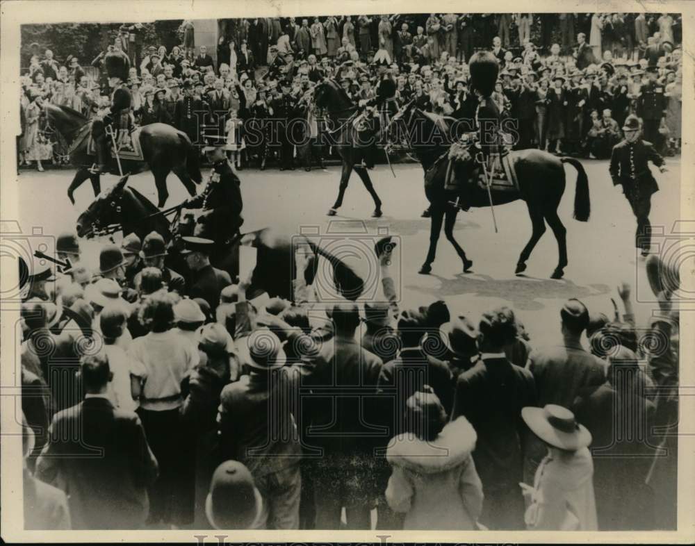 1936 Press Photo Police surround George Campbell McMahon- King Edward&#39;s Assassin- Historic Images