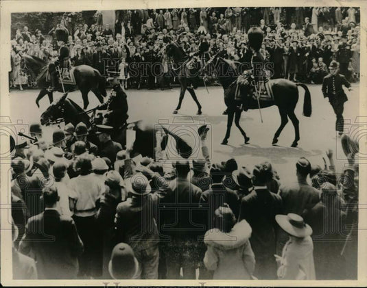 1936 Press Photo Police surround George Campbell McMahon- King Edward's Assassin- Historic Images