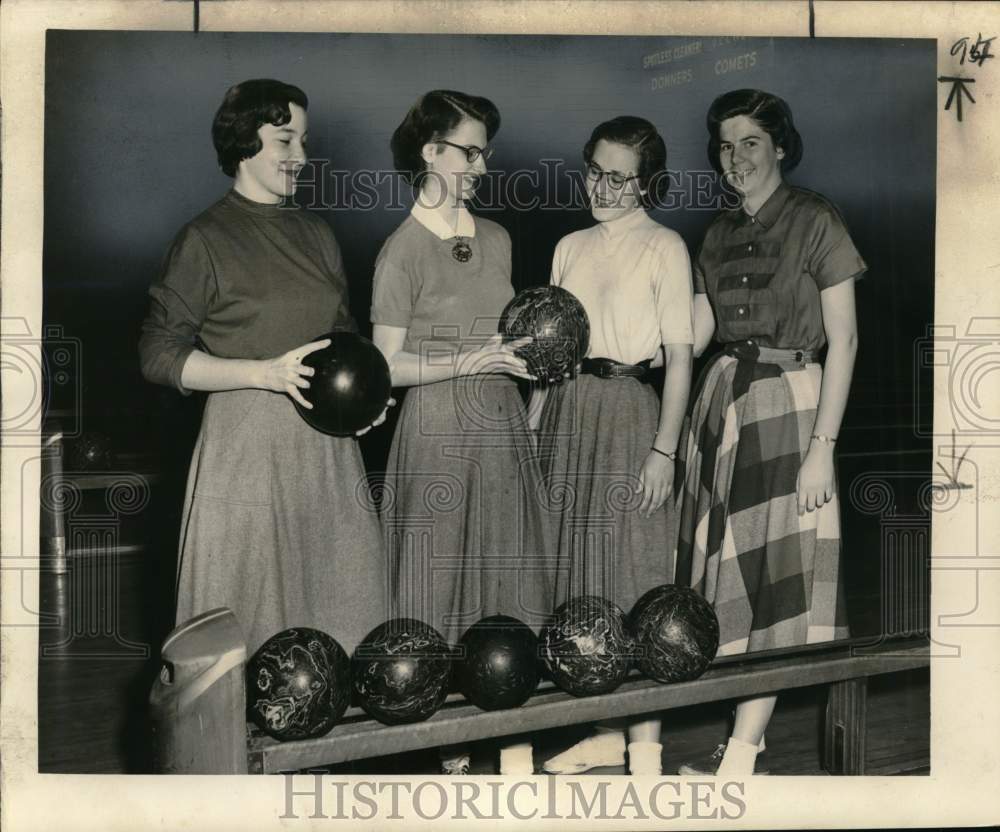 1954 Press Photo Infirmary students warming up at Mid-City Bowling Center- Historic Images