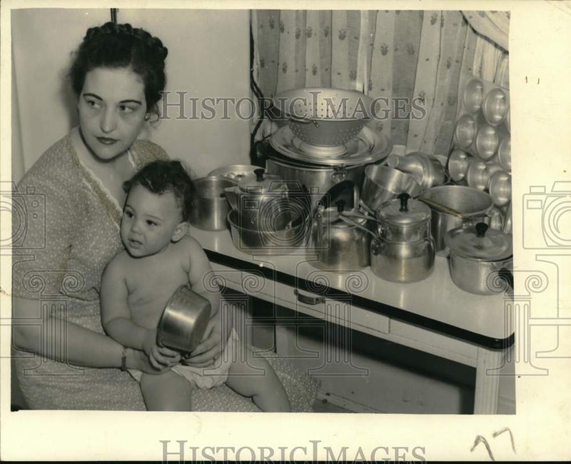 Load image into Gallery viewer, 1941 Press Photo Mrs. John G. Menville with son, John during aluminum drive
