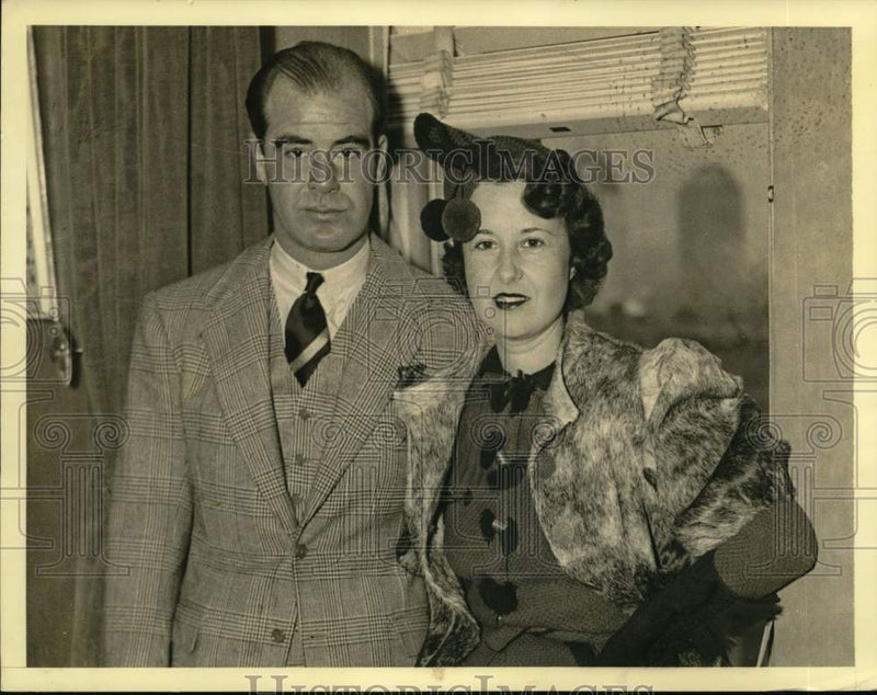 Load image into Gallery viewer, 1936 Press Photo Duncan McMartin III with his fiancee Pauline Sears in New York
