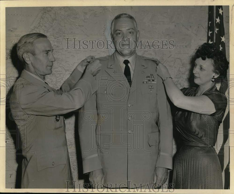 Load image into Gallery viewer, 1959 Press Photo Edwin McMeen promoted to full colonel-his wife is at ceremony
