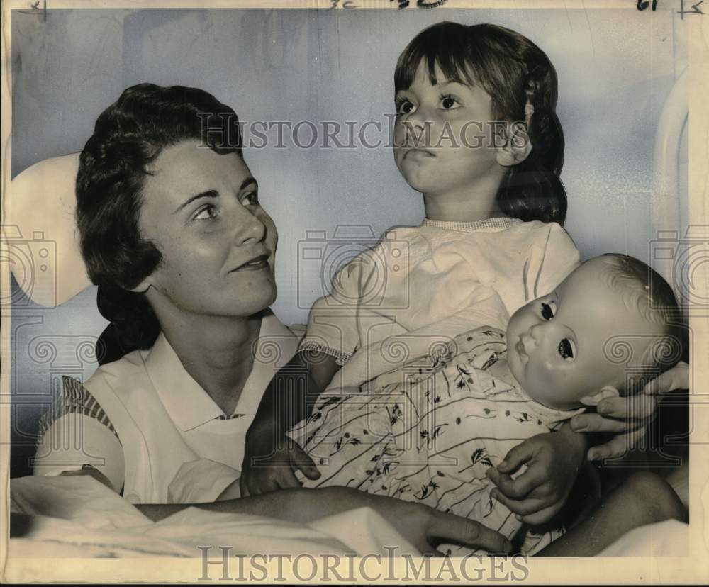 1960 Press Photo 4-year-old Mandy Trahan recuperating from her gun shot wound- Historic Images