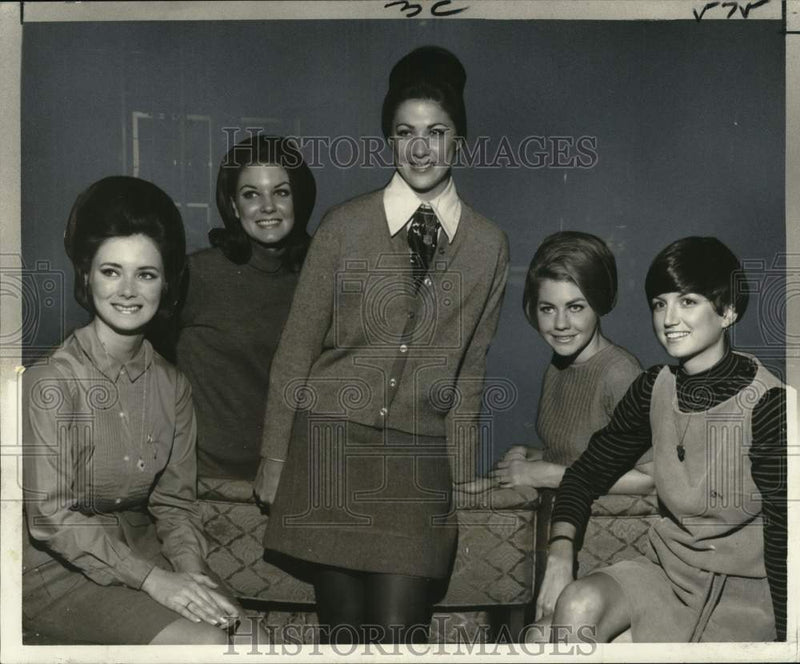 Load image into Gallery viewer, 1968 Press Photo Elite contestants at the Mississippi State College for Women
