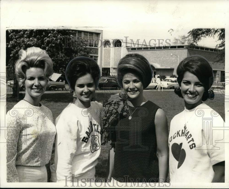 Load image into Gallery viewer, 1967 Press Photo Miss Derby Day &amp; Alternates Mississippi State College for Women
