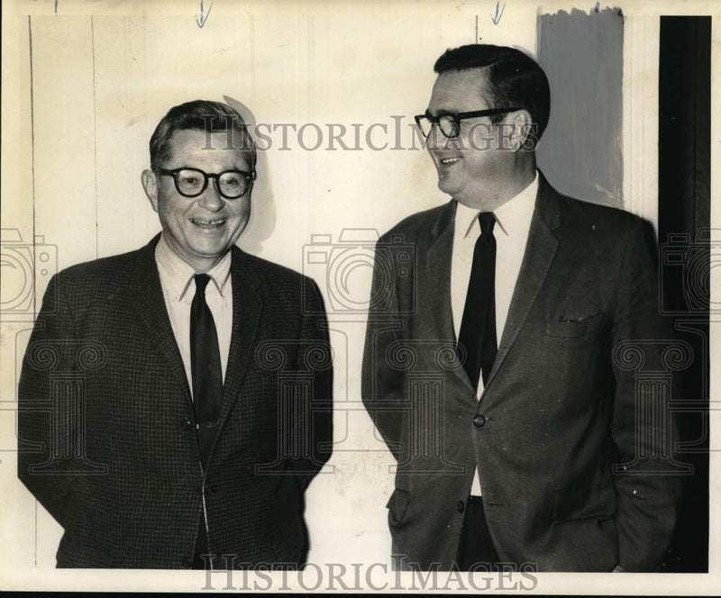 Load image into Gallery viewer, 1970 Press Photo Dr. George Byrne &amp; Fred Milhaus of Pass Christian Yacht Club
