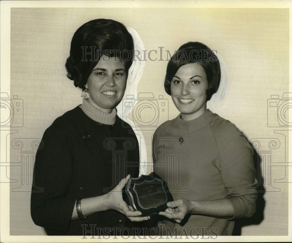 1968 Press Photo Gay Miller honored by Beverly Cullen- Professional Women&#39;s Club