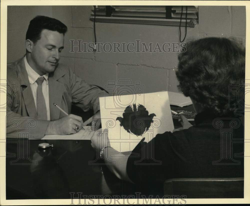 1955 Press Photo Warren McGovern administers the "ink bot" test to a patient