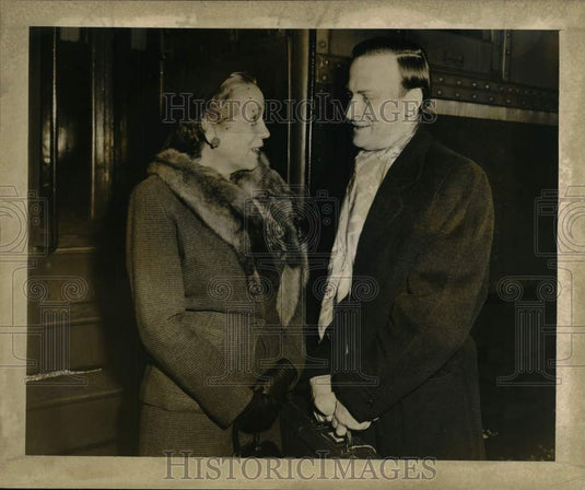 1955 Press Photo Mrs. Harold Weil chatting with Yehudi Memuhin - noo51805