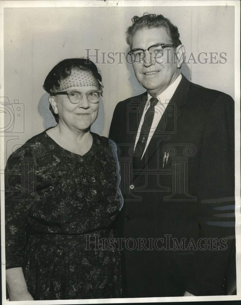 Load image into Gallery viewer, 1963 Press Photo Reverend Carl Prentice at West Bank Church of the Nazarene
